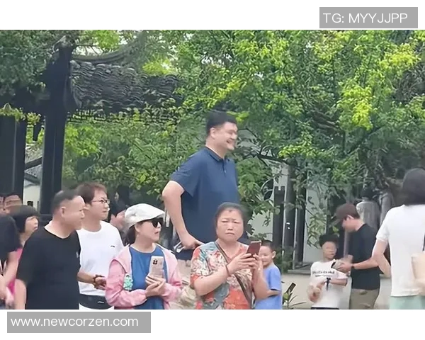 姚明精彩出场表演引发全场热烈欢呼展现篮球巨星风采 姚明精彩出场表演引发全场热烈欢呼展现篮球巨星风采